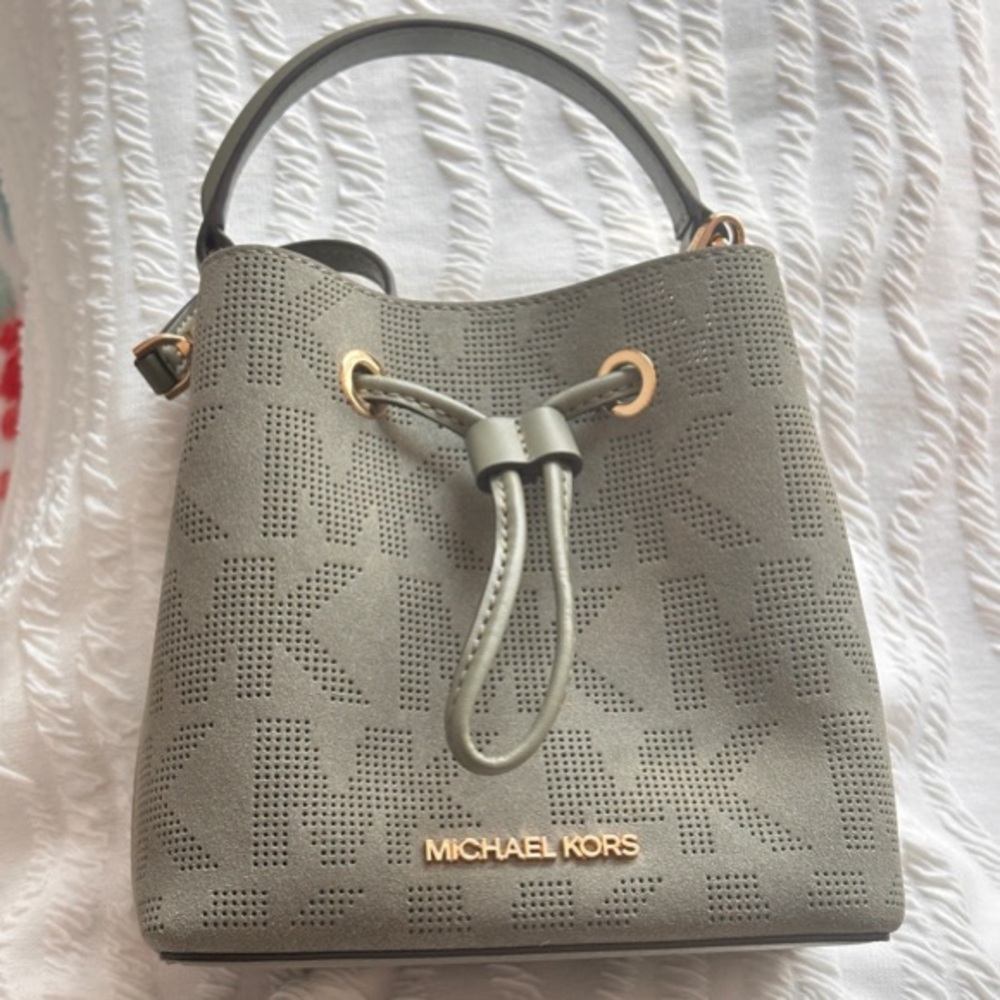 **SOLD ON DEPOP**  Michael Kors small bucket purse